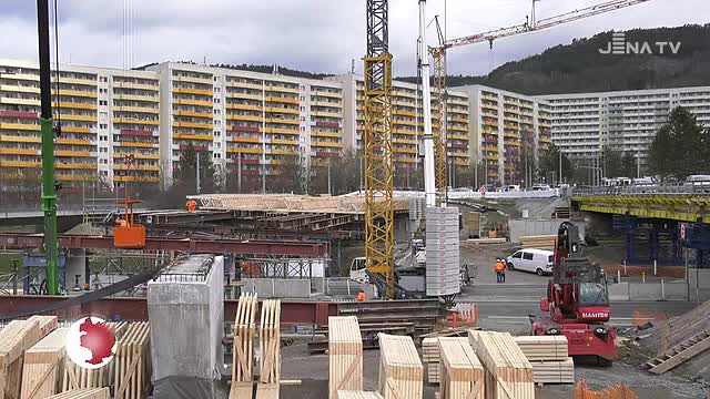 Große Baustelle: Wegen Brückenbauarbeiten ist die Stadtrodaer Straße in Lobeda voll gesperrt