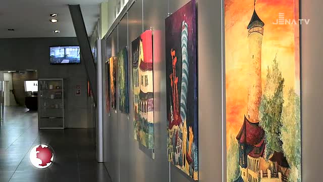 Beschwingt und beschwipst: Die Künstlerin Heike Burkhardt stellt Acryl-Malerei im Jentower aus