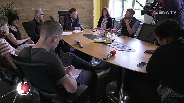 Jena hat reagiert: Oberbürgermeister Dr. Thomas Nitzsche zu Schlangen vor den Wahllokalen