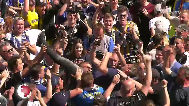 Geschafft: Fußball-Drittligist FC Carl Zeiss Jena feierte nach dem 4:0-Heimsieg den Klassenerhalt