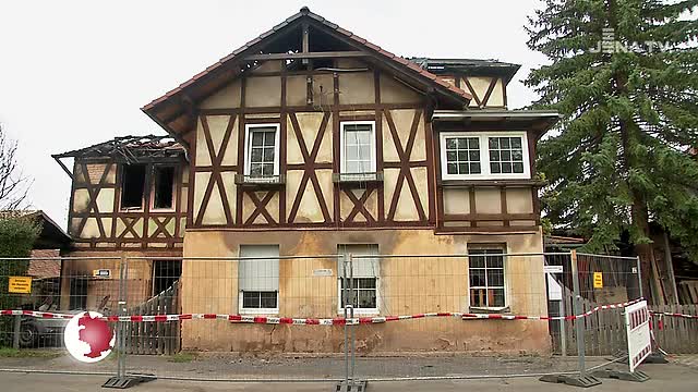 Ausgebrannt: Am Samstagabend zerstörte ein Großbrand den Dachstuhl eines Hauses in Lobeda-Altstadt