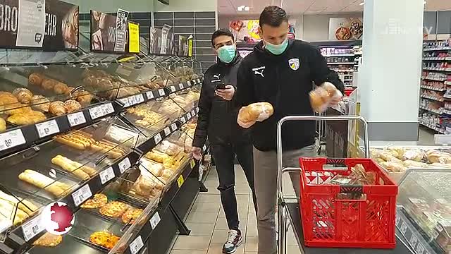 Unterstützung: Die Fußballer des FC Carl Zeiss Jena helfen bei Lebensmitteleinkäufen