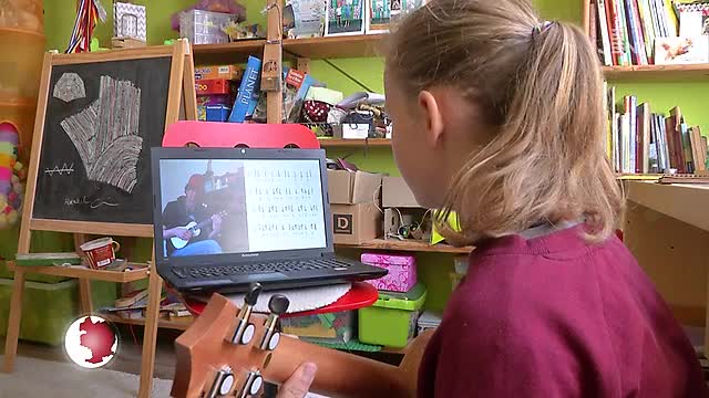 Auf Videoportal: Wie ein Musiklehrer seinen Schülern Akkorde und Lieder vermittelt 