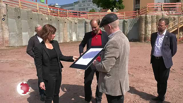 Überreicht: Der Fördermittelbescheid für den Neubau der Ernst-Abbe-Bücherei wurde heute an die Stadt übergeben