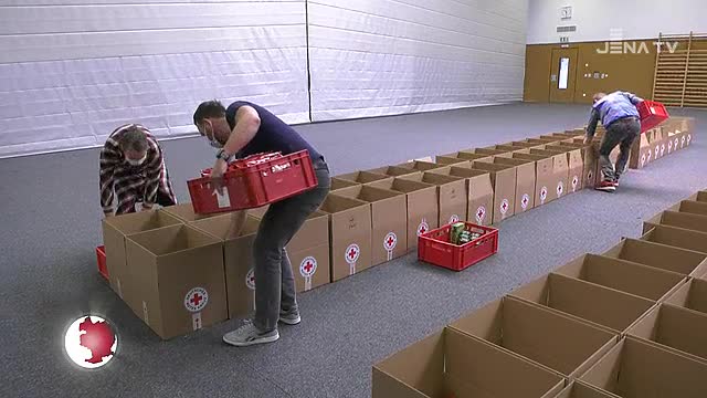 Einblick: Das Deutsche Rote Kreuz verteilt  Lebensmittel-Boxen 