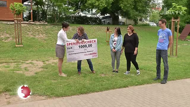 Für den Nachwuchs: Die Kita „Flohkiste“ erhielt einen Spendenscheck der „neuen mitte jena“