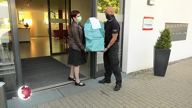 Schutzausrüstungen: Die Berufsfeuerwehr versorgt Pflegeeinrichtungen in Corona-Zeiten  