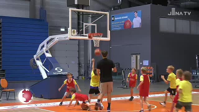 Sommercamp veranstaltet: Science City und die WG „Carl Zeiss“ begeistern Kinder für Basketball 