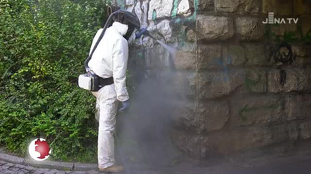 Gegen illegale Graffiti: Der Kommunalservice Jena ist im Paradiespark im Einsatz