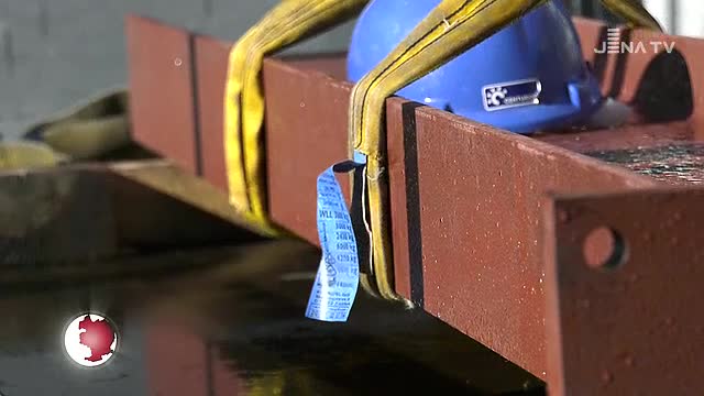 Austausch auf Baustelle: Im Lehrgebäude des Volkshauses wurde ein neuer Stahlträger verbaut