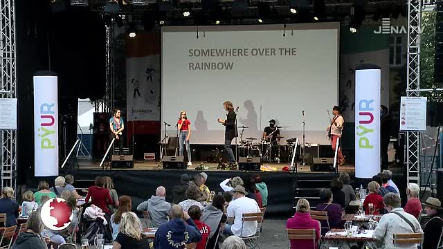 Abschlusskonzert: Auf dem Marktplatz musizierten kleine und große Ukulele-Spieler zusammen