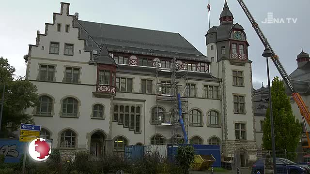 Kranarbeit: Im Volkshaus wurden heute neue Klima- und Lüftungsanlagen angeliefert