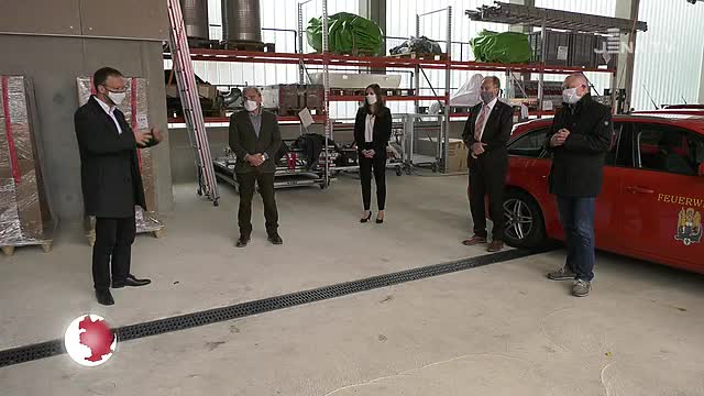 Spende für Schulen: Die Heidi-Fischer-Stiftung unterstützt die Stadt und den Landkreis 