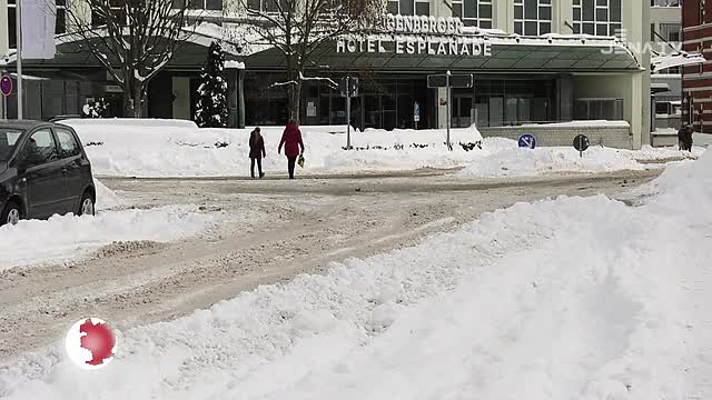 Winterdienst im Stadtgebiet: Die Schneeberge werden tonnenweise auch am Jenzigweg gelagert 