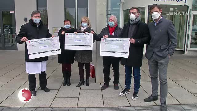 Vor dem Uni-Klinikum: Drei Vereine erhielten einen Spendenscheck des Lions Clubs Jena