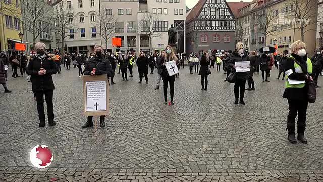 Mahnwache in Schwarz: Auf dem Marktplatz forderten  Friseure und Kosmetiker die Öffnung ihrer Salons
