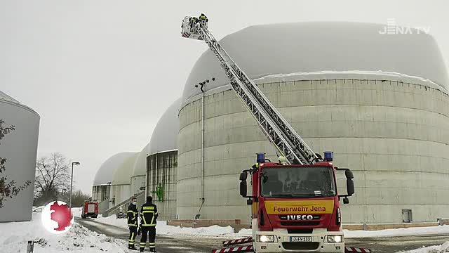 Schneeberäumung: Die Berufsfeuerwehr rückte am Nachmittag zur Biogasanlage aus