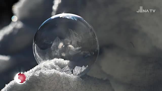 Filigrane Strukturen: Bei Eiseskälte gefrieren Seifenblasen zu Eiskristall-Kugeln 