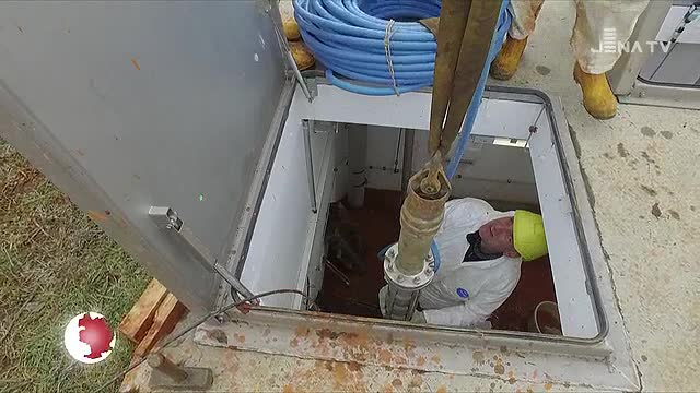 Tiefbrunnen saniert: Die Stadtwerke Jena Netze  tauschten in Laasdorf eine Pumpe aus 