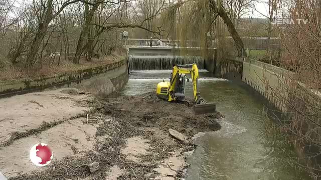 Bagger am Saalekraftwerk: In Burgau werden die Hinterlassenschaften des Hochwassers beseitigt 