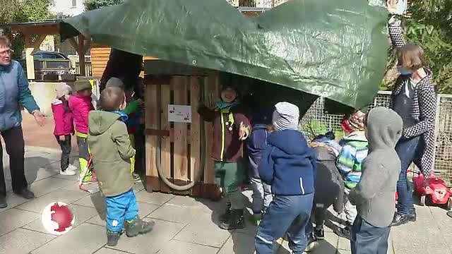 Übergabe: Die Kita Kindervilla erhielt heute eine selbst gebaute Waschanlage für Spielfahrzeuge