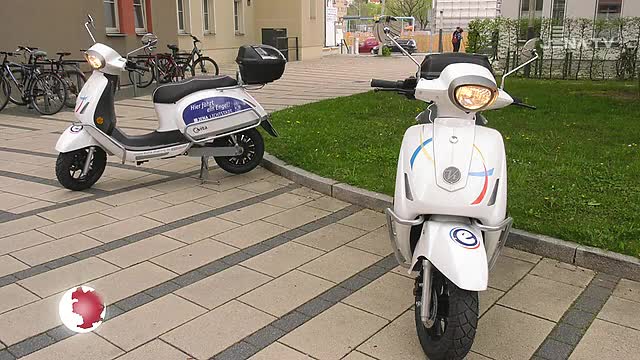 Elektrisch mobil: Der Jenaer Nahverkehr übergab heute Roller an die Stadtverwaltung