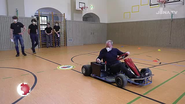 Konstruiert: Schüler der Integrierten Gesamtschule „Grete Unrein“ stellten ein Gokart mit Batterie vor