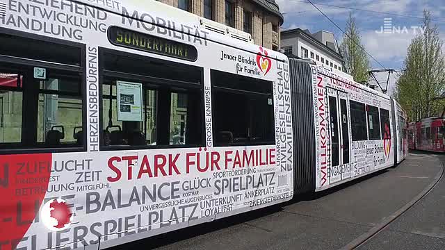 Bahneinweihung: Auf der Schiene wird mit neuen Schriftzügen für das Bündnis für Familie geworben