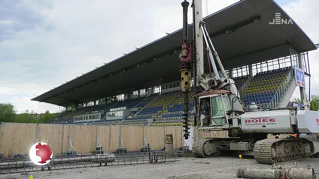 Baustart für Nordtribüne: Im Ernst-Abbe-Sportfeld ist bei den Gründungsarbeiten schweres Gerät im Einsatz