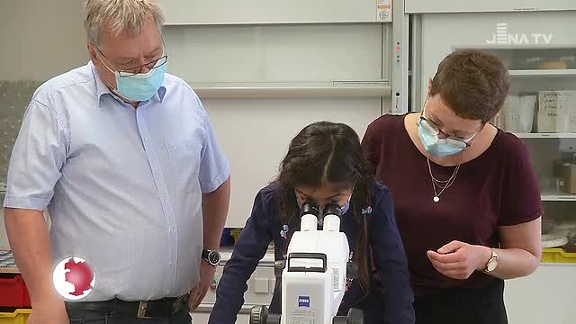 Mikroskop-Spende: Die Jenaer Firma QInstruments   unterstützt die Freie Ganztagsschule LEONARDO  