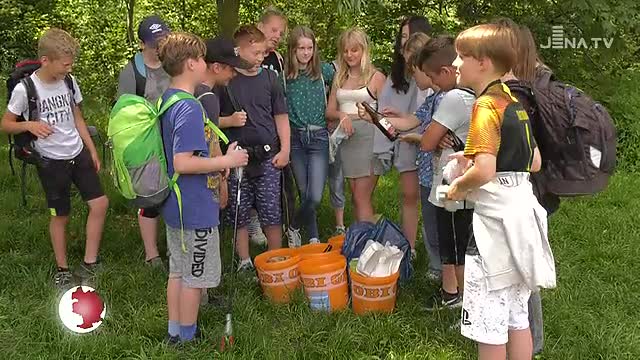 Putzaktion: Die Schüler der Gemeinschaftschule Wenigenjena sammelten Müll in ihrem Stadtteil ein