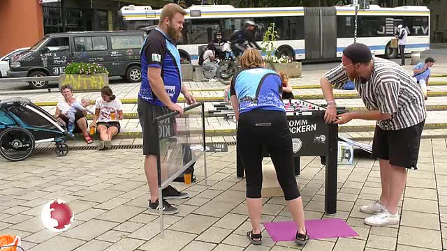 Kickerbus: Die Initiative „Komm Kickern“ und der Paradise Fusion e.V. veranstalteten ein öffentliches Tischfußballevent