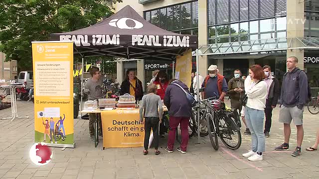 Unterschriften zum Bürgerbegehren: Für den Klimaentscheid standen Jenaer Schlange