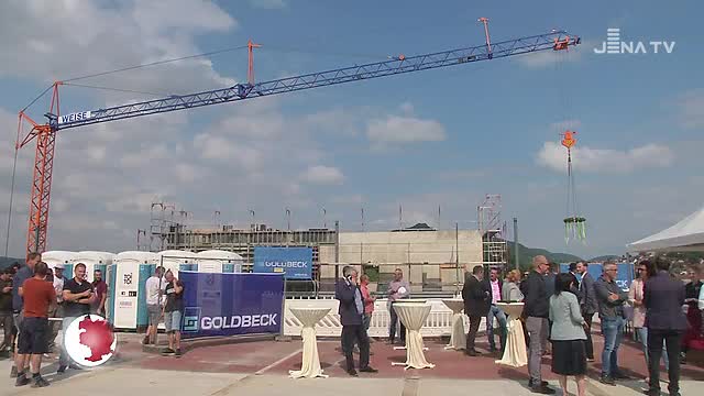 Gefeiert: Beim Richtfest des neuen Wiesencenters wurde der 25. November als Datum für die Eröffnung genannt 