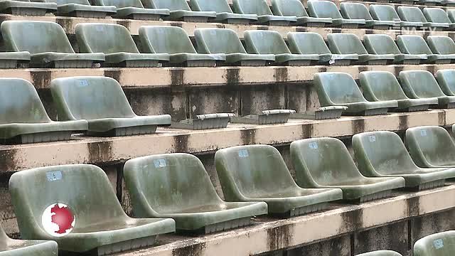 Erinnerungsstücke: Die Sitze der alten Osttribüne im Ernst-Abbe-Sportfeld werden an Fans verkauft