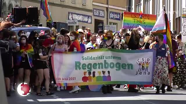 Solidarität unterm Regenbogen: Beim Cristopher Street Day zogen am Samstag mehr als 1 000 Teilnehmer durch die Stadt