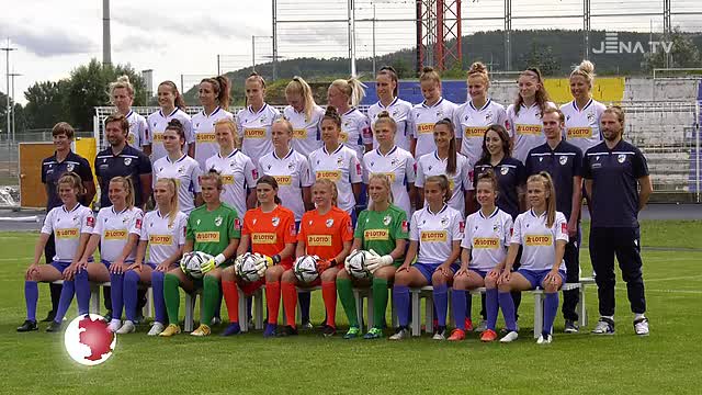 Foto geschossen: Die Bundesliga-Fußballerinnen stellten sich fürs Mannschaftsbild auf