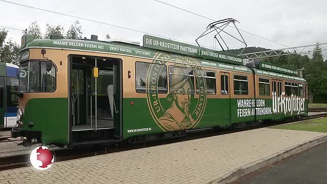 Saniert: Die neugestaltete Partybahn des Jenaer Nahverkehrs ist unterwegs in der Stadt