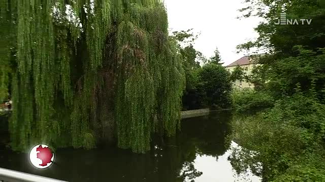 Eingesetzt: Am Burgauer Wehr wurde das rundumerneuerte Einlaufschütz montiert