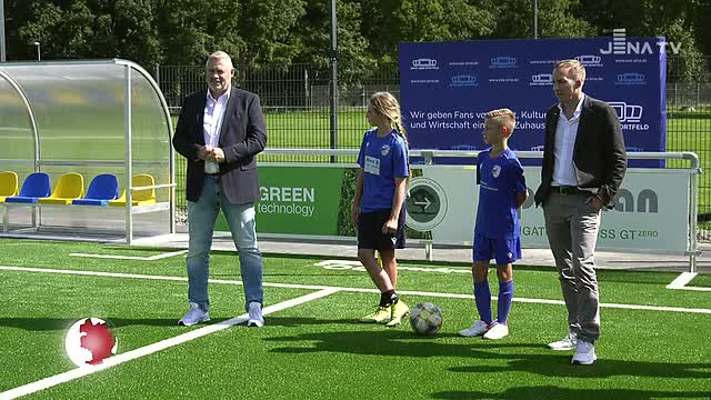 Weltneuheit: Im Ernst-Abbe-Sportfeld wurde heute der neue Kunstrasenplatz offiziell eröffnet