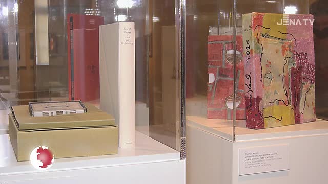 Weltsicht: In der Kunstsammlung sind Ausstellungen mit Künstlerbüchern und Foto-Porträts zu sehen