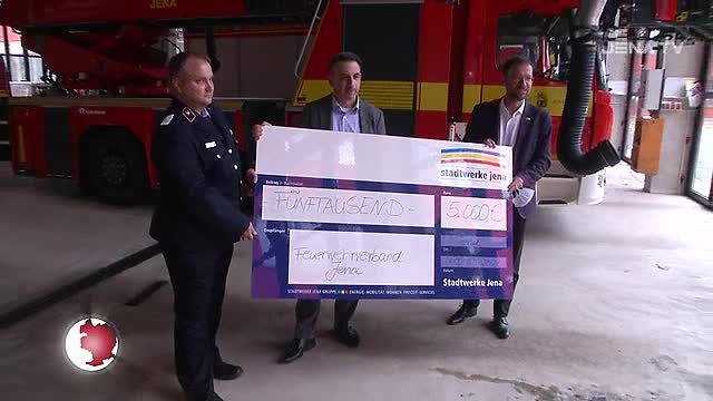 Ein Dankeschön für Katastropheneinsatz: Die Stadtwerke übergaben der Feuerwehr einen Scheck 