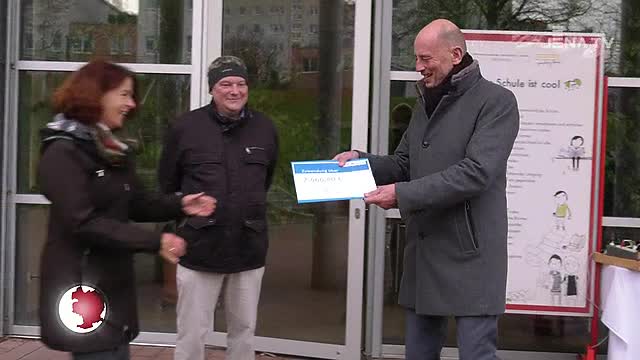 Lottomittelbescheid überreicht: Die Galileo Schule kann sich über zwei neue Experimentierkoffer freuen