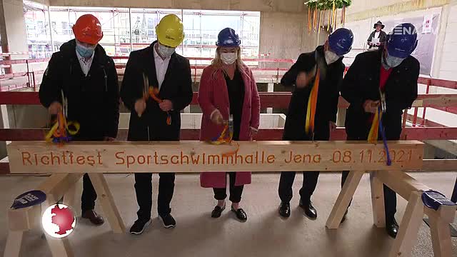 Die Vorfreude spüren: Auf der Sportschwimmhallen-Baustelle in Lobeda wurde heute Richtfest gefeiert