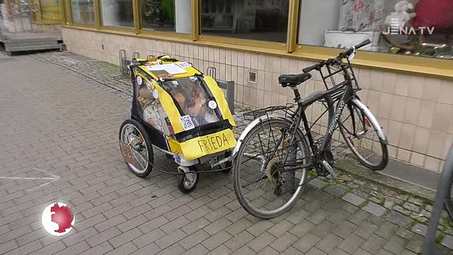 Geschenke im Fahrradanhänger: Der Verein fairwertbar hat eine Aktion in der Johannisstraße gestartet