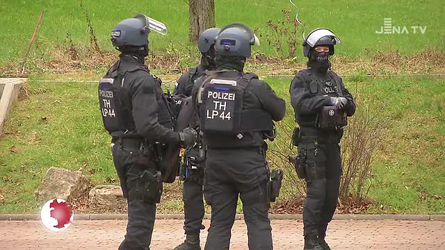 Größerer Einsatz: Die Polizei sperrte heute Mittag weite Teile Winzerlas ab 