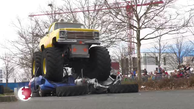 Monster Trucks erleben: Die Show Frankelli zog in Zöllnitz mehrere Hundert Zuschauer in den Bann