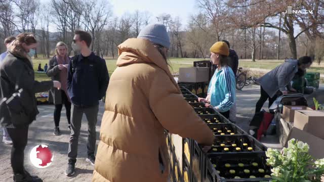 Lebensmittel retten: Der Verein fairwertbar verteilte im Paradies ein Apfel-Bier-Mischgetränk  