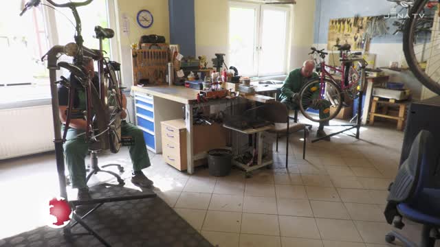 Einsatz in Fahrradwerkstatt: Bei der ÜAG werden Drahtesel u.a. für Versteigerungen repariert   