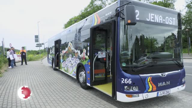 Buswerbung auf der Straße: Die WG „Carl Zeiss“ macht auf ihr Wohngebiet „Erlenhöfe“ aufmerksam